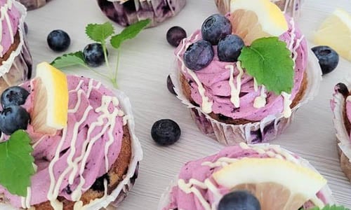 Sitruunaiset mustikkakuppikakut valkosuklaalla